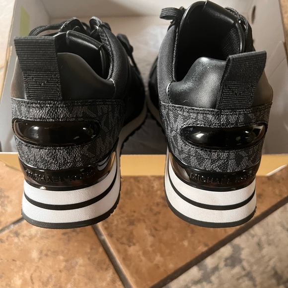 Michael Michael Kors Black/Silver Wilma Logo Trainer NEVER WORN - Picture 4 of 11